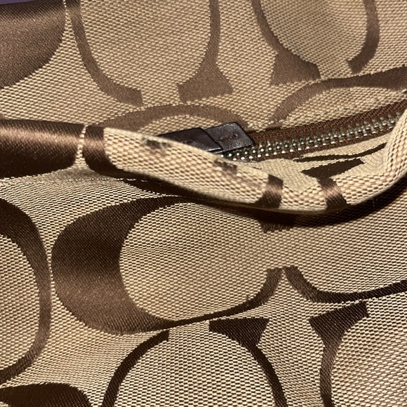Coach purse! In Excellent used condition! π - Picture 6 of 16